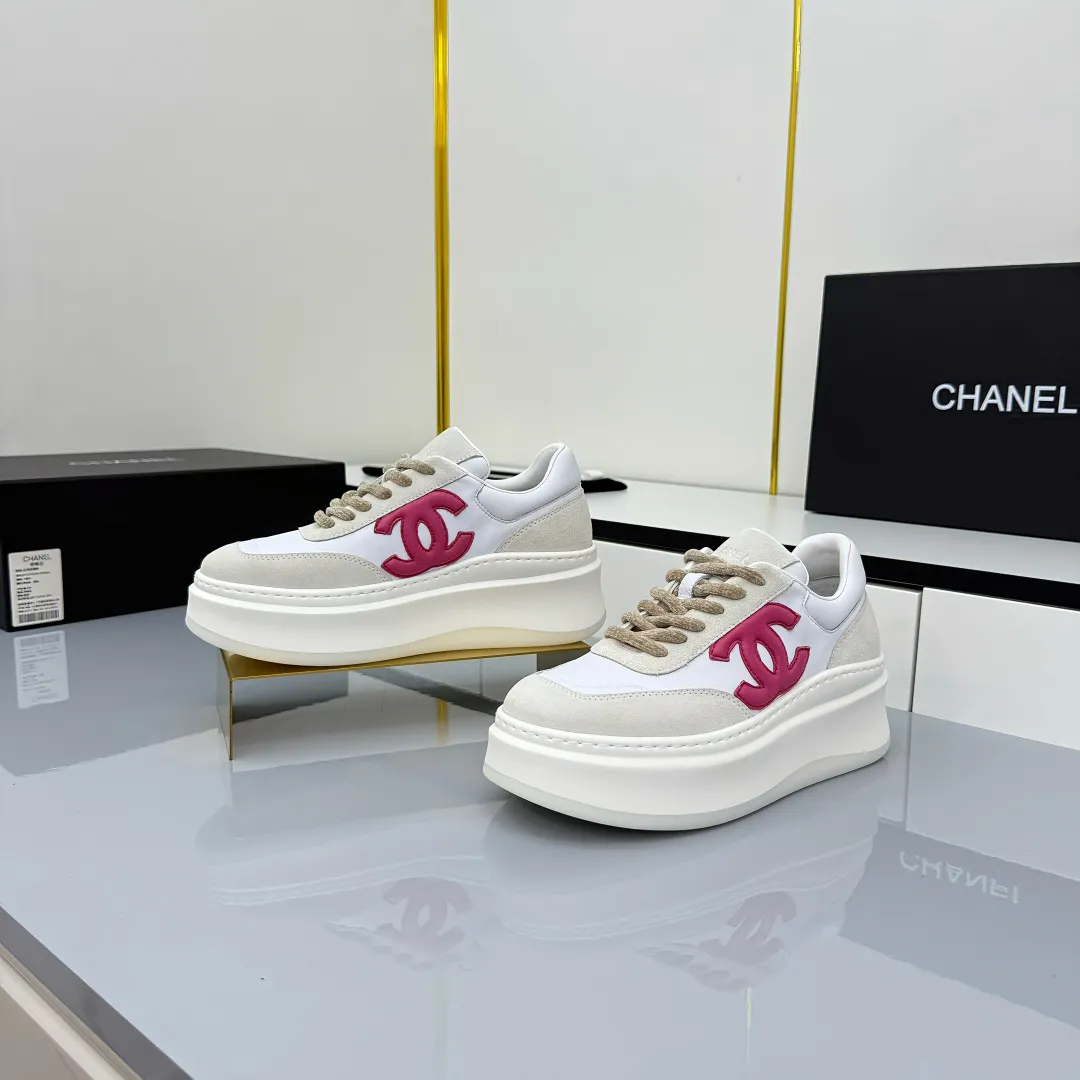 👟👟Ex-factory price 660👟👟 Top version! Chanel Chanel panda shoes! 2025 counter's top casual sports shoes. This classic design; the upper is electro-embroidered with a variety of techniques; the outsole is fashionable and sporty; the unusual inclusion of a variety of color matching elements... The diversified mix and match is very good-looking and versatile, and can be used for leisure, fashion, sports, and outdoor... ꫛꫀꪝ Go➫ Materials: ❶Upper made of: original imported first-layer silk cowhide + original waterproof cloth + original first-layer cowhide ❷Inner lining: Original Yangli+wang ❸ Outsole based on: Original TPU combination outsole Counter boutique packaging complete set for women 35–41